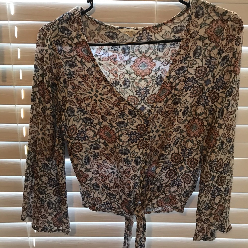It’s an Aeropostale’s blouse size xs - Picture 3 of 3